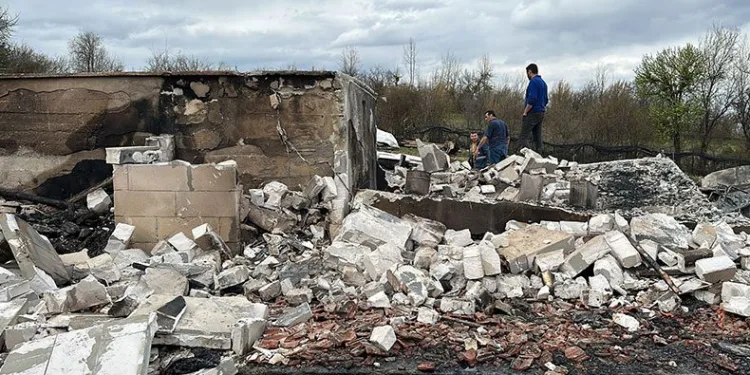 Çıkan yangın tek katlı evi kül etti