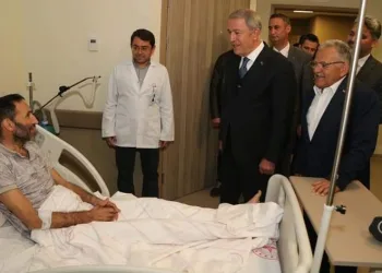 Bakan Akar, hastaları ziyaret etti