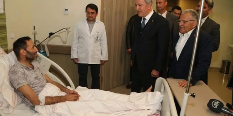 Bakan Akar, hastaları ziyaret etti