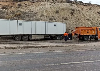Deprem bölgesine konteynır taşıyan tır kaza yaptı