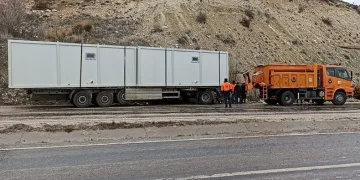 Deprem bölgesine konteynır taşıyan tır kaza yaptı