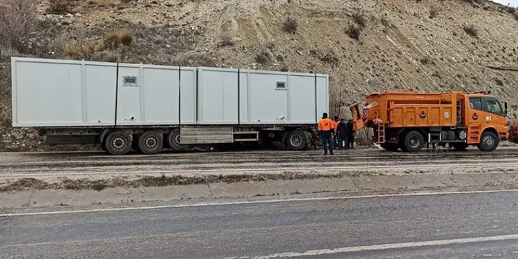 Deprem bölgesine konteynır taşıyan tır kaza yaptı