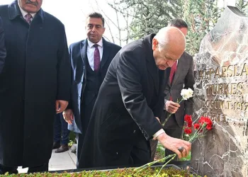 Bahçeli, Alparslan Türkeş’in kabrini ziyaret etti