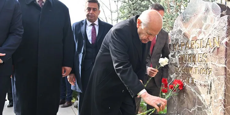 Bahçeli, Alparslan Türkeş’in kabrini ziyaret etti