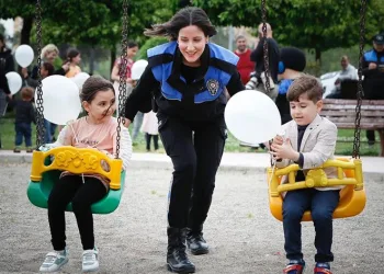 Polis çocuklarla langırt oynadı