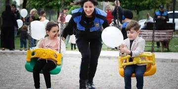 Polis çocuklarla langırt oynadı