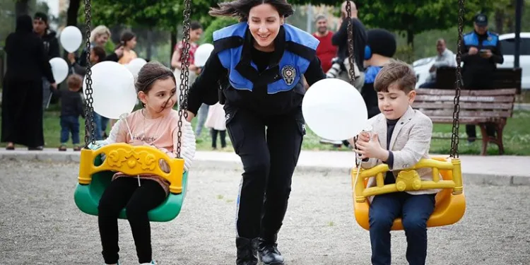 Polis çocuklarla langırt oynadı