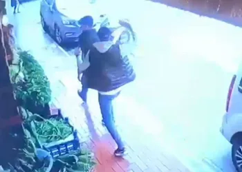 Kardeşinin kaçtığı kişiyi sokak ortasında darbetti
