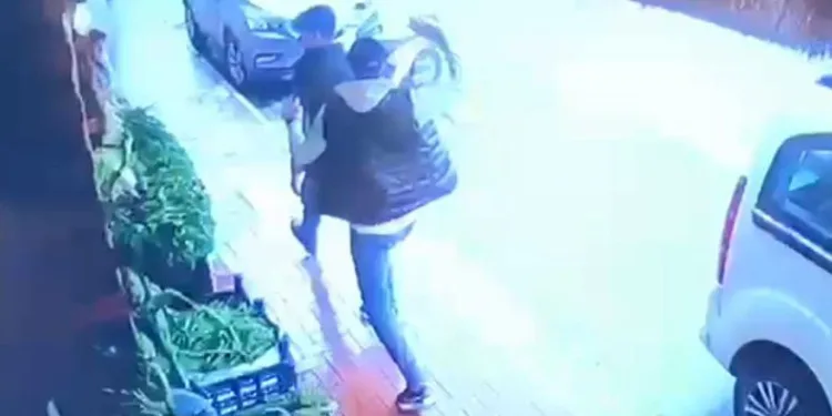 Kardeşinin kaçtığı kişiyi sokak ortasında darbetti