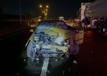 Alkollü sürücü aydınlatma direklerine çarptı