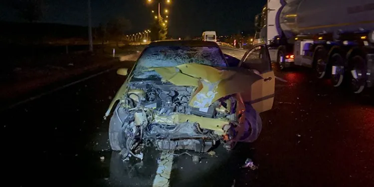 Alkollü sürücü aydınlatma direklerine çarptı
