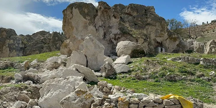 Kopan kaya parçaları korkuya neden oldu