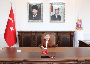 Vali koltuğu şehit çocuklarına emanet
