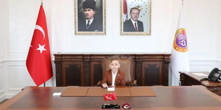 Vali koltuğu şehit çocuklarına emanet