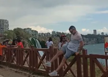 Manzara fotoğrafı için çitlerden atladılar