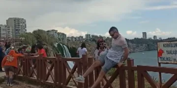 Manzara fotoğrafı için çitlerden atladılar