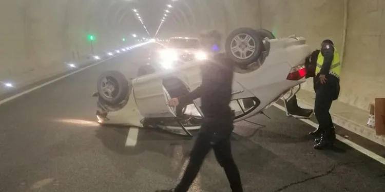 Otomobil tünel içerisinde takla attı