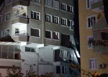 Ağır hasarlı binanın bir bölümü çöktü