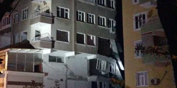 Ağır hasarlı binanın bir bölümü çöktü