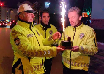 Bursa’da polis ekiplerine pastalı sürpriz