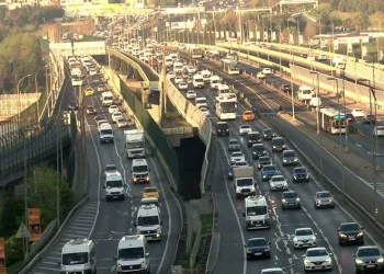 İlk iş gününde trafik yoğunluğu