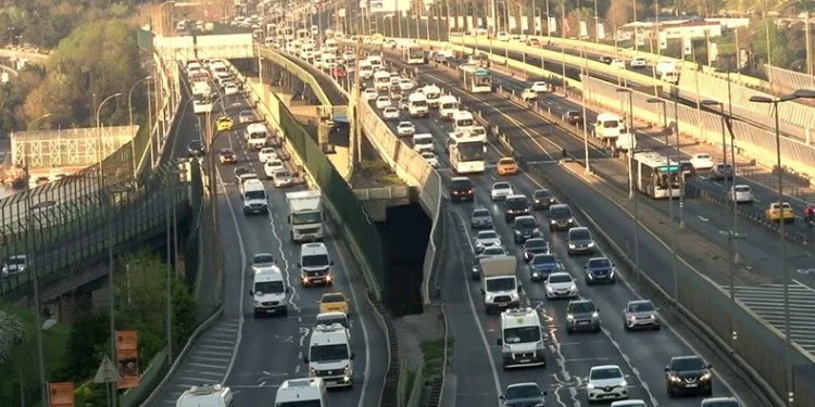 İlk iş gününde trafik yoğunluğu