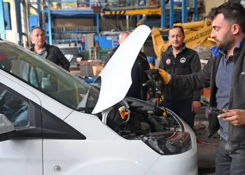 Motora sıkışan kedi için seferberlik