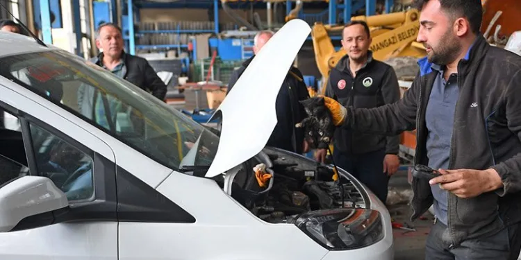 Motora sıkışan kedi için seferberlik