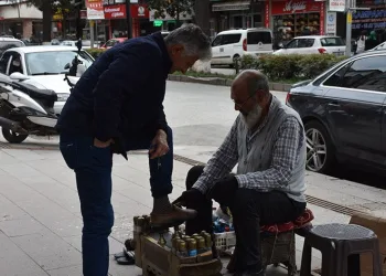 Ayakkabı boyayarak 6 evlat büyüttü