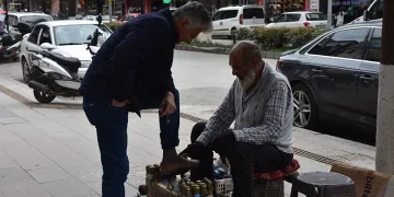 Ayakkabı boyayarak 6 evlat büyüttü