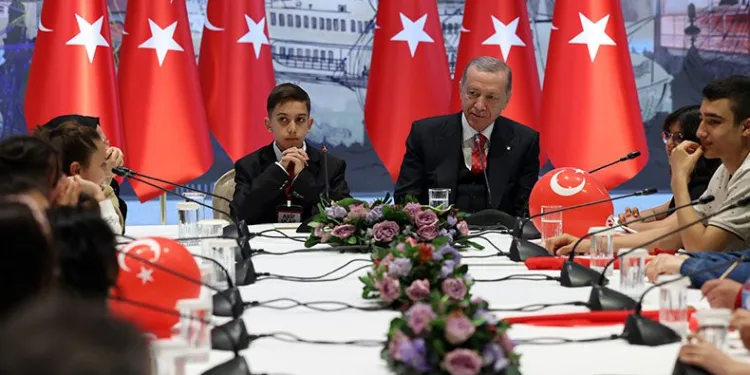 Cumhurbaşkanı Erdoğan, depremzede çocukları kabul etti