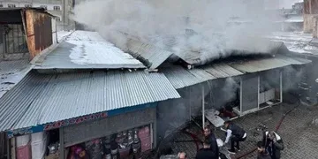 Halk pazarında yangın