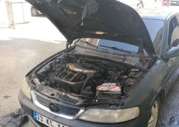Park halindeki otomobilin motor kısmı tamamen yandı