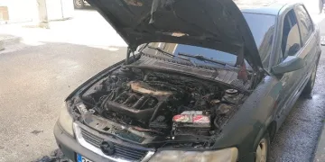 Park halindeki otomobilin motor kısmı tamamen yandı