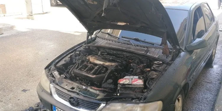 Park halindeki otomobilin motor kısmı tamamen yandı
