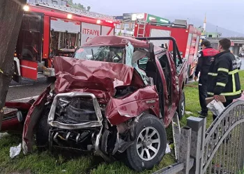 Hurdaya dönen pikaptan sağ çıktılar