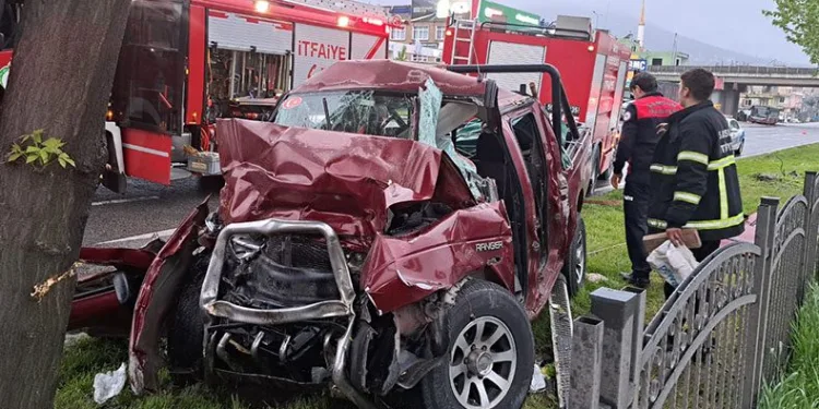 Hurdaya dönen pikaptan sağ çıktılar