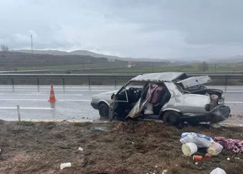 Sivas’ta tırla otomobil çarpıştı