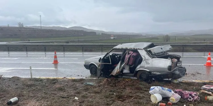 Sivas’ta tırla otomobil çarpıştı