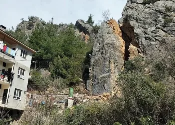 Devasa kaya depremde yarıldı