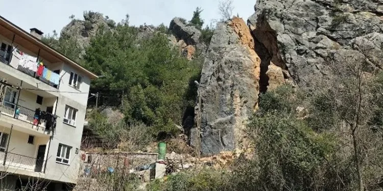 Devasa kaya depremde yarıldı