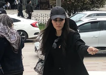 Hande Erçel Bandırma’da dedesinin cenazesine katıldı