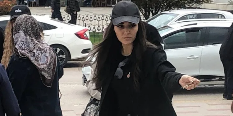 Hande Erçel Bandırma’da dedesinin cenazesine katıldı