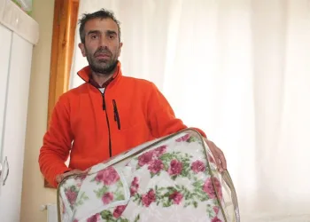 Altın dolu battaniyeyi deprem bölgesine gönderdi
