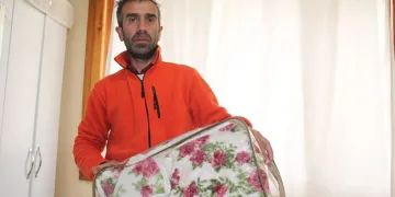 Altın dolu battaniyeyi deprem bölgesine gönderdi