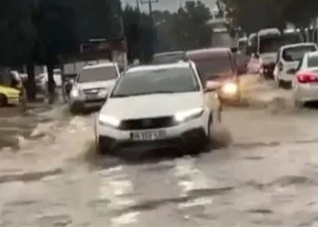 İzmir’de yollar göle döndü