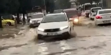 İzmir’de yollar göle döndü