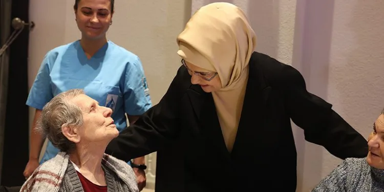 Emine Erdoğan, Darülaceze sakinleriyle iftarda buluştu