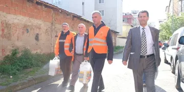 Kapı kapı gezip Erdoğan’ı anlatıyor