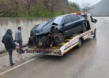 Tokat’ta otomobil istinat duvarına çarptı